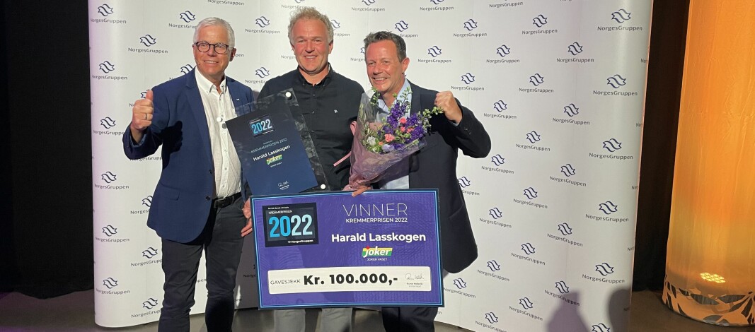 Det var Kiwi-sjef Jan Paul Bjørkøy og konserndirektør for NorgesGruppen Runar Hollevik, som delte ut prisen til Harald. Førstnevnte har også vært juryformann.
