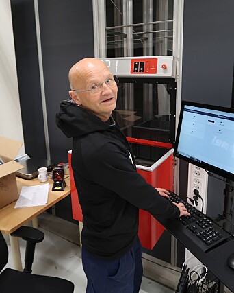Jarle Bergan, en av de opprinnelige ansatte i Hydro Sport som var med å etablere AssistCo. Visstnok lagerets sprekeste mann, men nå blir det mindre løping på lageret som resultatet av AutoStore. Jarle Bergan, en av de opprinnelige ansatte i Hydro Sport som var med å etablere AssistCo. Visstnok lagerets sprekeste mann, men nå blir det mindre løping på lageret som resultatet av AutoStore.