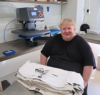 Magnar Teigen jobber på Assistcos avdeling for trykk på tekstiler.