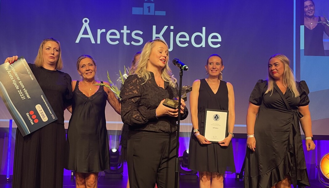 Eirin Olsen tar i mot prisen for Årets kjede på Kjøpesenterkonferansen 2022.