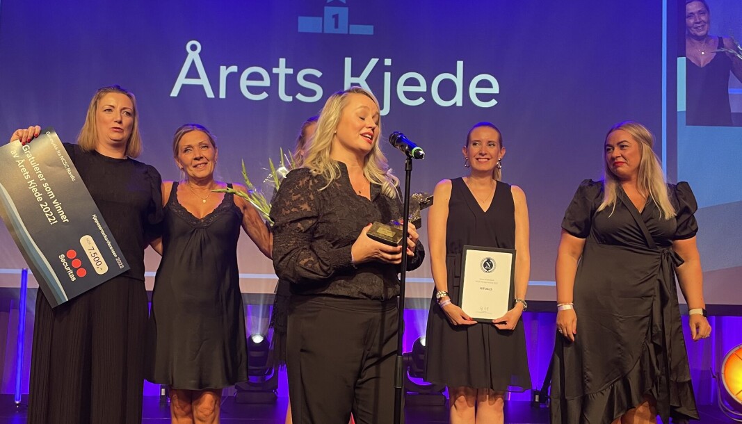 Eirin Olsen tar i mot prisen for Årets kjede på Kjøpesenterkonferansen 2022. Eirin Olsen tar i mot prisen for Årets kjede på Kjøpesenterkonferansen 2022.
