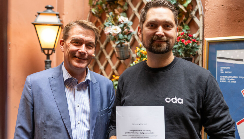 Karl Munthe-Kaas (til høyre), konsernsjef i Oda, og Kårstein Eidem Løvaas, myndighetskontakt i Reitan Retail, la mandag frem forslag til forskrift mot usaklig prisdiskriminering i dagligvaremarkedene.