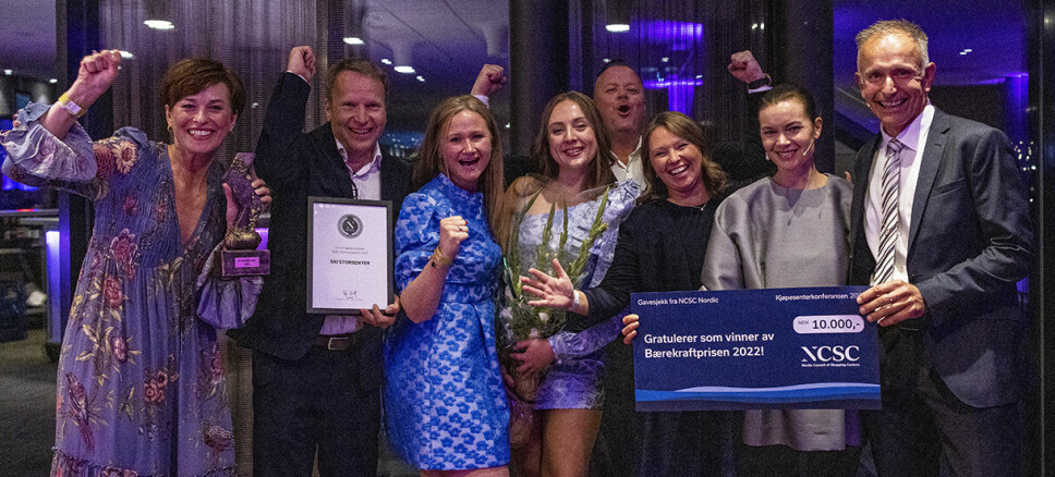 Ski Storsenter vant årets bærekraftpris, senterdirektør Gro Kristin Collett til venstre.