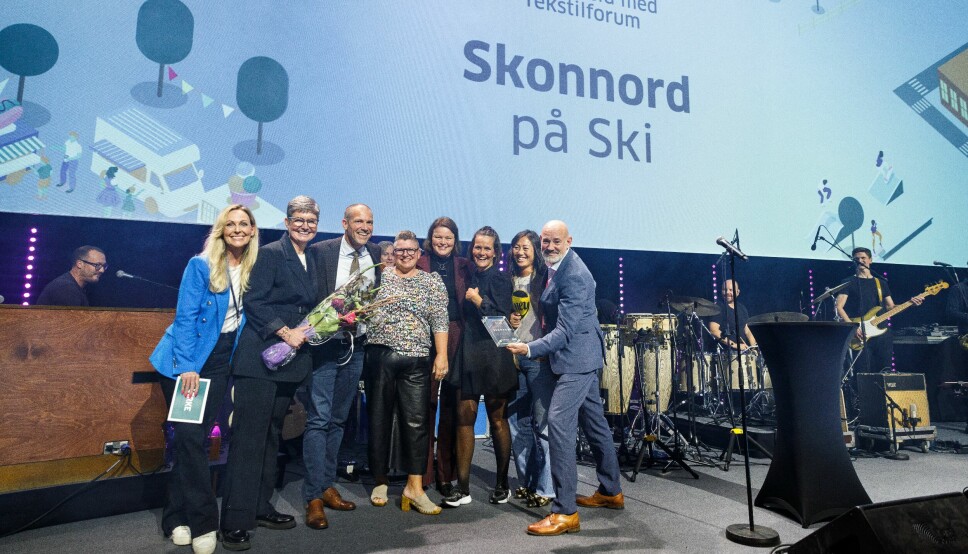 Bransjedirektør i Virke, Bror W. Stende delta ut prisen for årets butikk i tekstilbransjen.