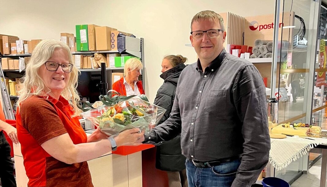 Driftsleder Tommy Simonsen på Herbarium overrakte blomster fra senterets eier og forvalter til representanter for leietaker Posten. Driftsleder Tommy Simonsen på Herbarium overrakte blomster fra senterets eier og forvalter til representanter for leietaker Posten.