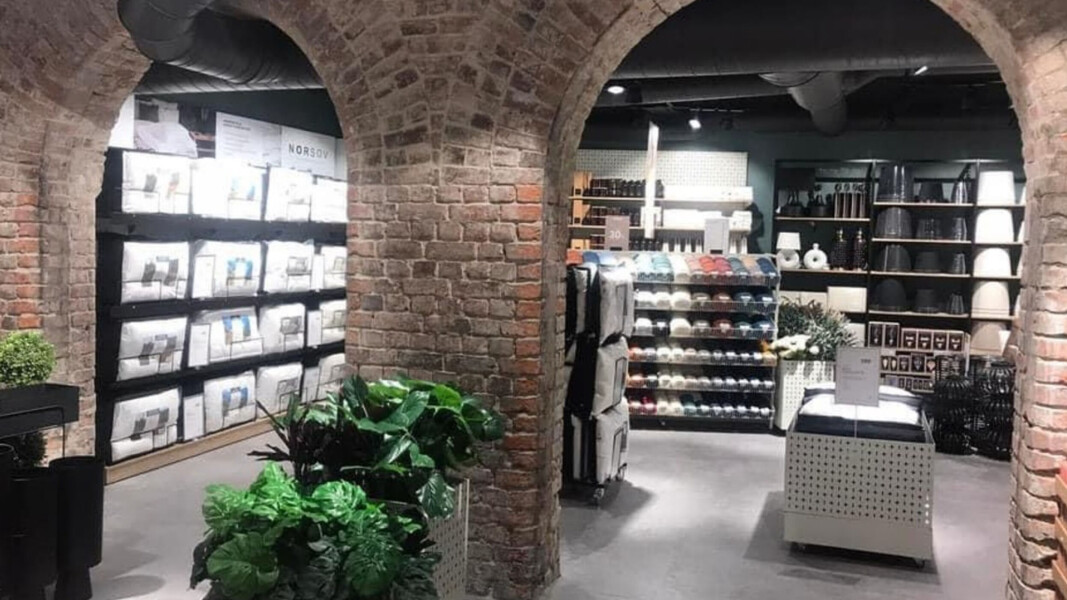 Butikken i Torggaten har tatt vare på særpreget og mursteinsveggen fra da huset var en stall er beholdt. For å holde på dette temaet ble det satt opp en murvegg bak kassaområdet, i stedet for å bruke flis. Butikken i Torggaten har tatt vare på særpreget og mursteinsveggen fra da huset var en stall er beholdt. For å holde på dette temaet ble det satt opp en murvegg bak kassaområdet, i stedet for å bruke flis.