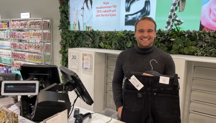 Alle plagg RFID-merkes på fabrikk og sendes ut til H&M-butikkene ferdig med chip. Alle plagg RFID-merkes på fabrikk og sendes ut til H&M-butikkene ferdig med chip.