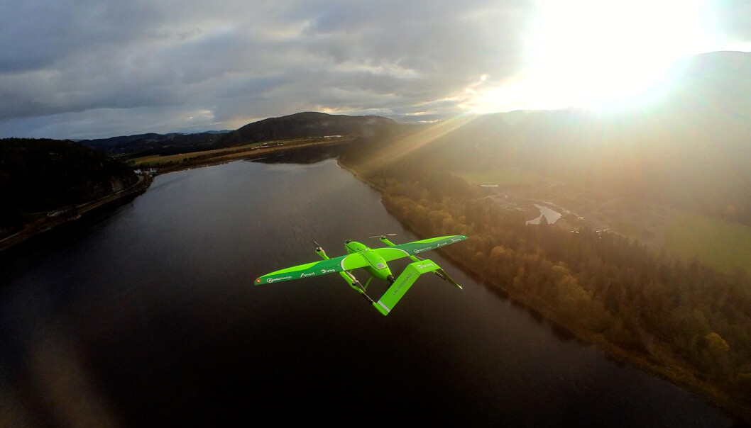 UNDER LEVERING: Postens drone på vei inn mot Namsos med Namsen i bakgrunnen. UNDER LEVERING: Postens drone på vei inn mot Namsos med Namsen i bakgrunnen.