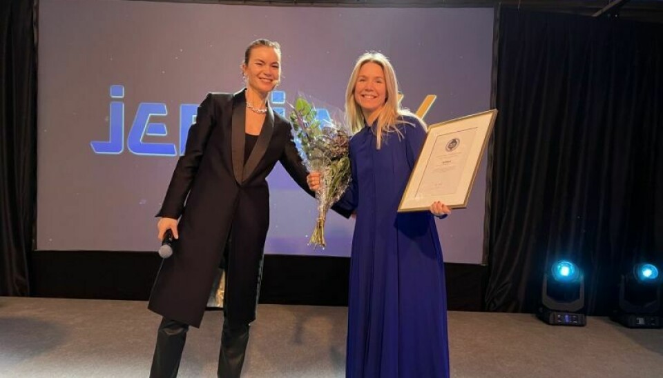 Kajsa Hernell i NCSC deler ut prisen for 'Beste kampanje' til Jernia representert ved markedssjef Anette Lien.