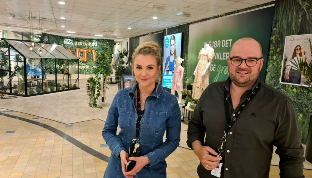 Markedskoordinator Mailén Evita Leithe og senterleder Knut R. Svenningsen på Alti Arendal oppgraderer 2. etasje på senteret blant annet for å få bedre butikkmiks. Hva vil de nye butikkene tilføre butikkmiksen på dette senteret? Får kundene tilgang til varer de ikke fikk der før? Øker omsetningen for nabobutikkene? Vil kundeflyten bli bedre? Vil kjeden få nye kunder? Får senteret høyere leie – eller får de leid ut et tomt lokale. Det er mange spørsmål som kan stilles når man ser en fornyelse i et kjøpesenter. Eller mangel på fornyelse. En butikk som fortsetter og får ny kontrakt, mens kundene ikke merker noen endring. Markedskoordinator Mailén Evita Leithe og senterleder Knut R. Svenningsen på Alti Arendal oppgraderer 2. etasje på senteret blant annet for å få bedre butikkmiks. Hva vil de nye butikkene tilføre butikkmiksen på dette senteret? Får kundene tilgang til varer de ikke fikk der før? Øker omsetningen for nabobutikkene? Vil kundeflyten bli bedre? Vil kjeden få nye kunder? Får senteret høyere leie – eller får de leid ut et tomt lokale. Det er mange spørsmål som kan stilles når man ser en fornyelse i et kjøpesenter. Eller mangel på fornyelse. En butikk som fortsetter og får ny kontrakt, mens kundene ikke merker noen endring.