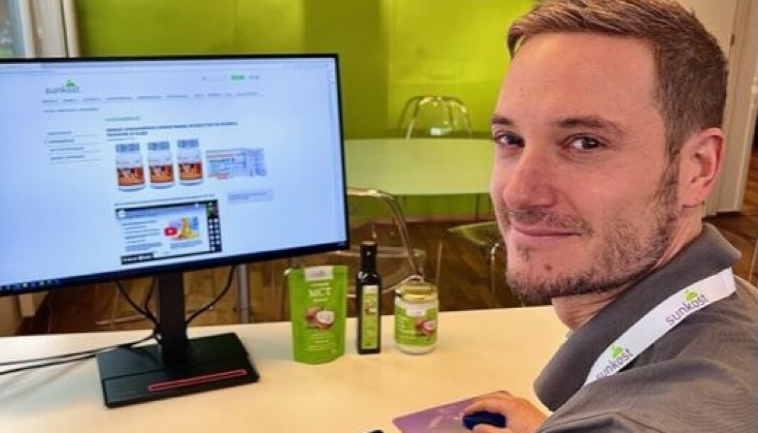 CEO Anders Kjellén med Sunkost-skolen oppe på skjermen. CEO Anders Kjellén med Sunkost-skolen oppe på skjermen.