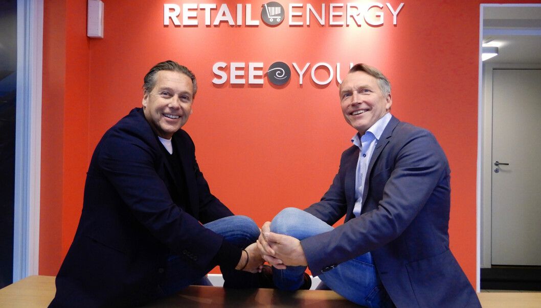 Arbeidende styreleder Sigurd Herrlin Sørensen ønsker Tom-Erik Andsersen velkommen som ny daglig leder i Retail Energy.