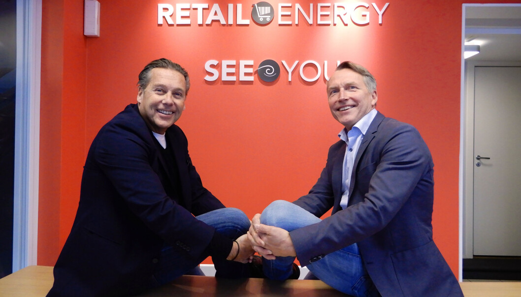 Arbeidende styreleder Sigurd Herrlin Sørensen ønsker Tom-Erik Andsersen velkommen som ny daglig leder i Retail Energy. Arbeidende styreleder Sigurd Herrlin Sørensen ønsker Tom-Erik Andsersen velkommen som ny daglig leder i Retail Energy.