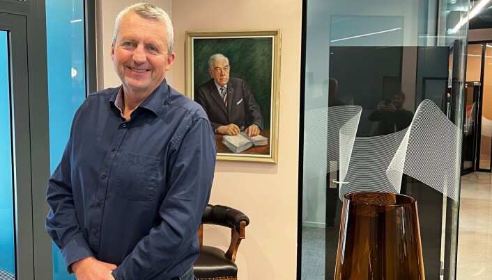 Terje Claussen er daglig leder i B H Ramberg, med bilde av gründeren i bakgrunnen. Terje Claussen er daglig leder i B H Ramberg, med bilde av gründeren i bakgrunnen.