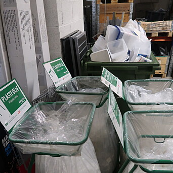 Plast er en betydelig fraksjon, etter papp som er den største. Bokser av hardplast – som godteri i løsvekt leveres i – blir resirkulert til eksempelvis materiale i jakker i tekstilindustrien. Plast er en betydelig fraksjon, etter papp som er den største. Bokser av hardplast – som godteri i løsvekt leveres i – blir resirkulert til eksempelvis materiale i jakker i tekstilindustrien.