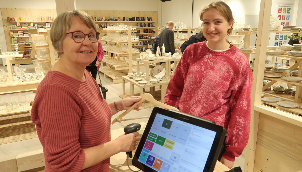 Marit Andersen og Maria Reppen Karlsen er begge frivillige butikkmedarbeidere i NLM Gjenbruk.