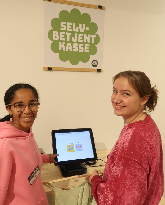 Gelila Kransvik og Maria Reppen Karlsen viser fram den selvbetjente kassa fra Data Nova.