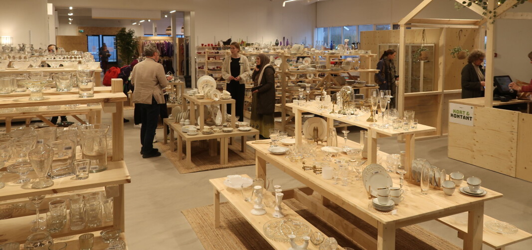 "Nips" og klær er de to viktigste produktkategoriene i gjenbruksbutikken. Innredningen er snekret av egne ansatte. "Nips" og klær er de to viktigste produktkategoriene i gjenbruksbutikken. Innredningen er snekret av egne ansatte.