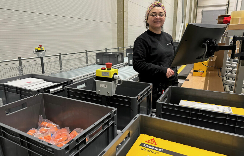 Alison Taibo i arbeid ved plukkstasjon ved Optimeras sentrallager som håndterer både paller og miniload-kasser.