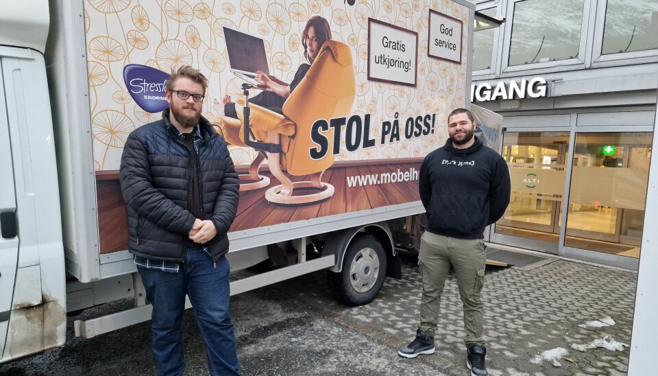 Jon Olav Bråten Grimsgård (t.v.) og Tom Andre Myrvang har lastet opp varebilen og er klare for utkjøring av en bestilling.