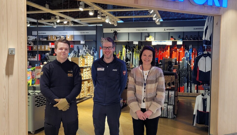 Den nye vektertjenesten har bidratt vesentlig til å redusere butikktyveriene på InterSport Røros, konstaterer butikksjef Morten Nordbrekken (i midten) og senterleder Henriette Dahl (t.h.).