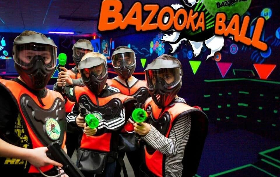 Ungdommer med masker og vester og våpen, klare for å spille Bazooka Ball