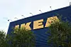 Fasade IKEA, blå vegg med gul logo.