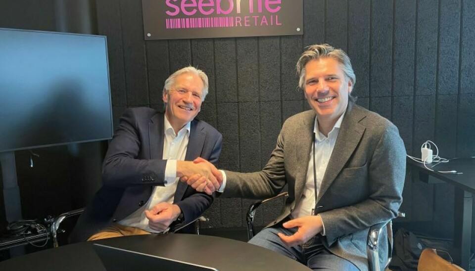 Rune Vatnamot, partneransvarlig i Profitbase AS, og Øyvind Stige, daglig leder i Seebrite Retail AS, tar hverandre i hendene etter å ha signert partneravtale.