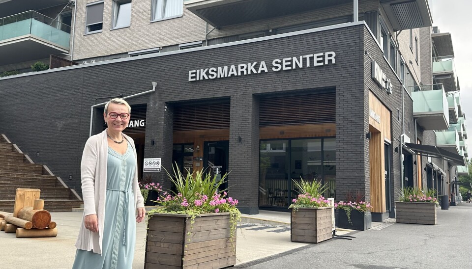 Senterleder Tonje Hokholt Nordli foran Eiksmarka Senter som ble revet og bygd nytt i 2018. Tonje Hokholt Nordli ved Eiksmarka Senter