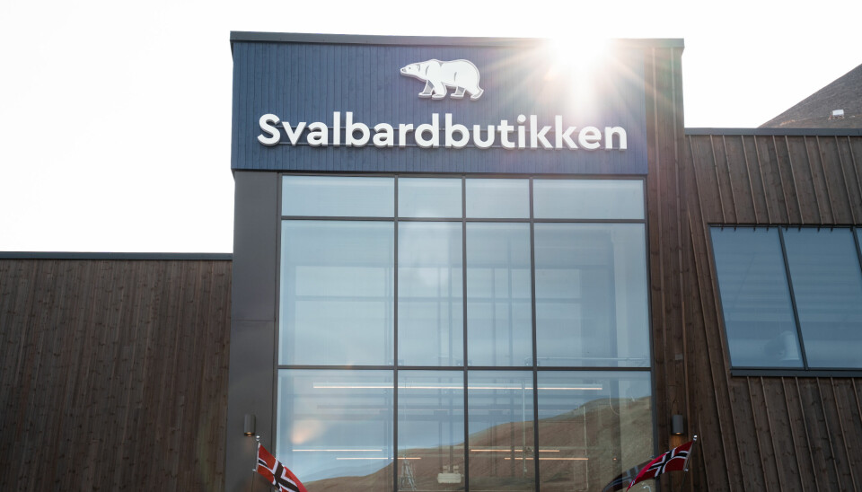 Sola skinner i dobbelt forstand over Svalbardbutikken.