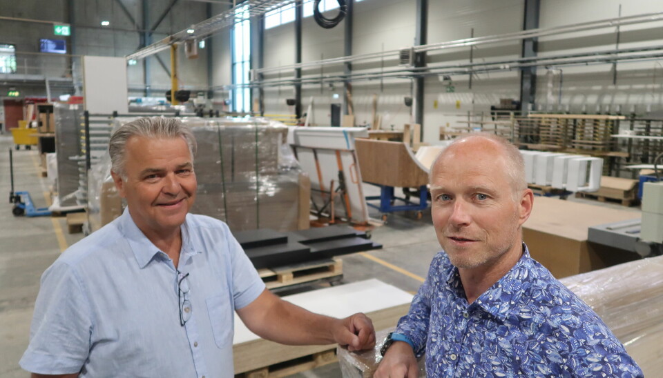 Aksel Andersen, divisjonssjef butikk og Einar Berdal, salgssjef butikk, i Bicos produksjonslokaler utenfor Kristiansand.