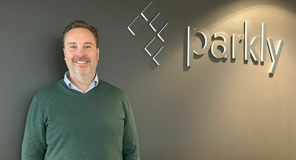 Christian Poulsson foran en vegg med parkly-logoen