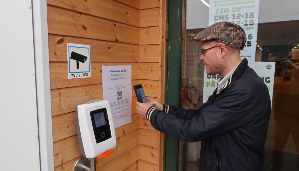 Jørn Johansen, frivillig medarbeider hos Bærekraftig, tester innsjekkingen.