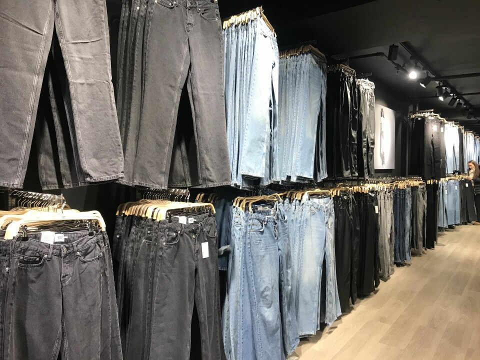 interiør butikk. Lang vegg med jeans.