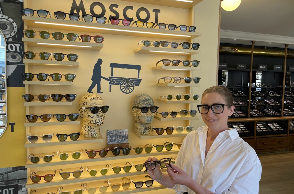 Karoline Mitchell viser fram briller fra Moscot, en optisk familiebedrift fra New York City. Familien startet i 1899, men butikk fra 1915, og har skapt briller av ypperste kvalitet gjennom fem generasjoner.