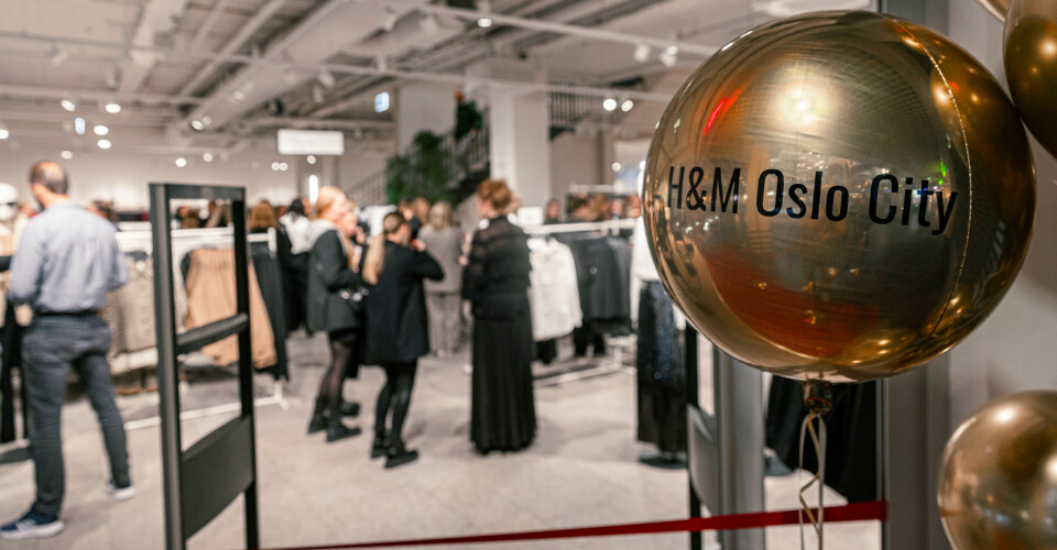 Inngang til butikken, ballong i gull med H&M Oslo City-tekst.