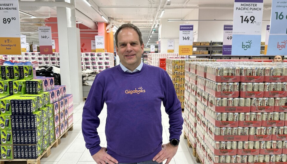 Tanlangan uy qurilishi porno onlayn kulib va uzoq qaradi Qizni jinsiy aloqaga jalb qilishdi