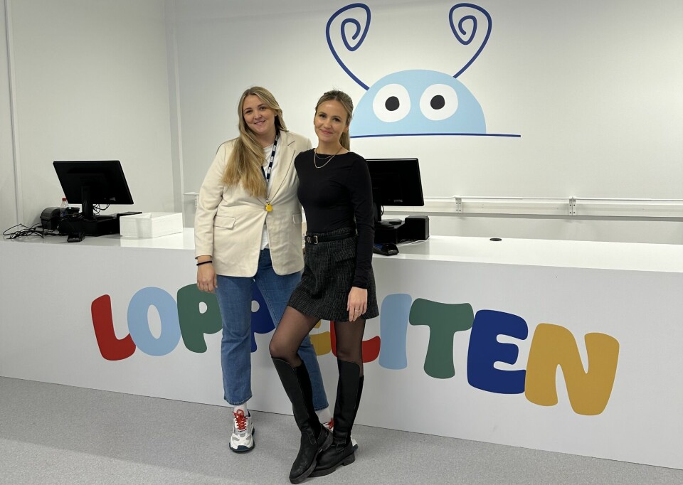Loppelitens to gründere: Hanne Wolllan (daglig leder. t.v.) og Andrea Christina Nordvik (styreleder). Foran disk med Loppeliten-logo.