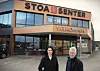 Senterleder Monica Grevsen og Tore Gustav Drivenes foran Stoa Senter.
