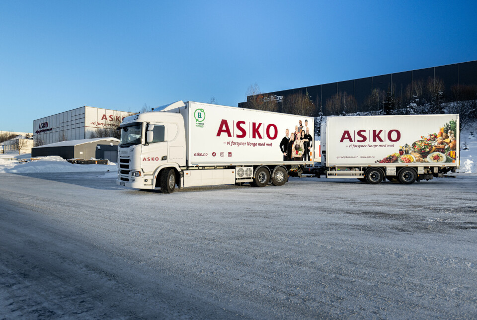 Lastebil med ASKO-logo.